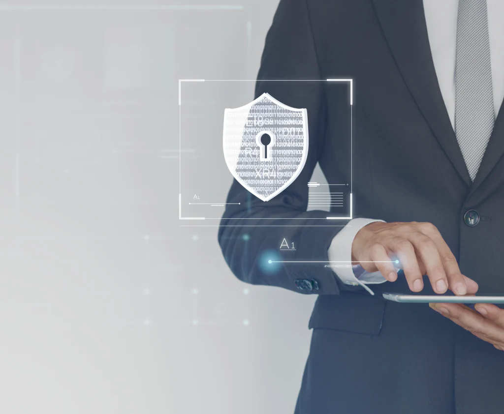 Hombre de negocios usando una tablet con icono digital de ciberseguridad en pantalla
