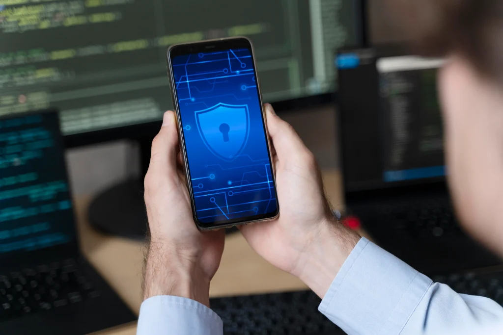 Concepto de ciberseguridad en el hogar inteligente con escudo digital protegiendo dispositivos conectados