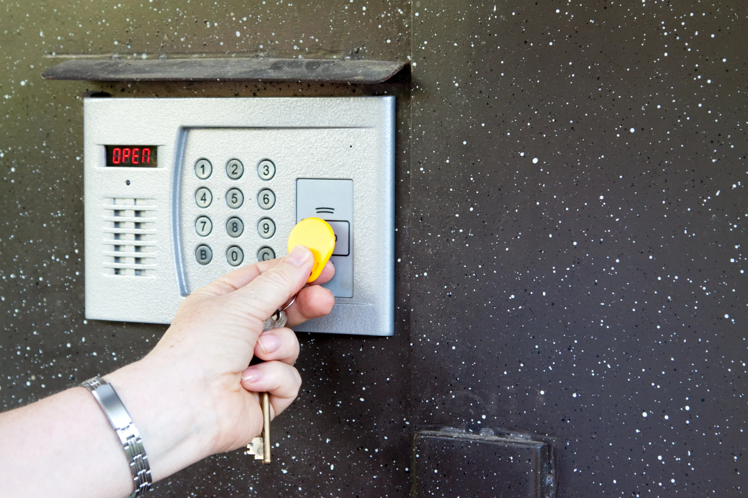 Control de accesos con teclado numérico y tarjeta en Málaga