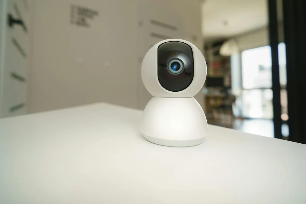 Sistema de alarma inteligente sin cuotas instalado en una casa moderna