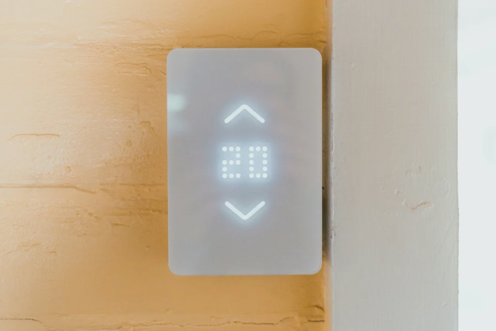 Sensores y detectores de movimiento, humo y agua conectados en una vivienda inteligente.