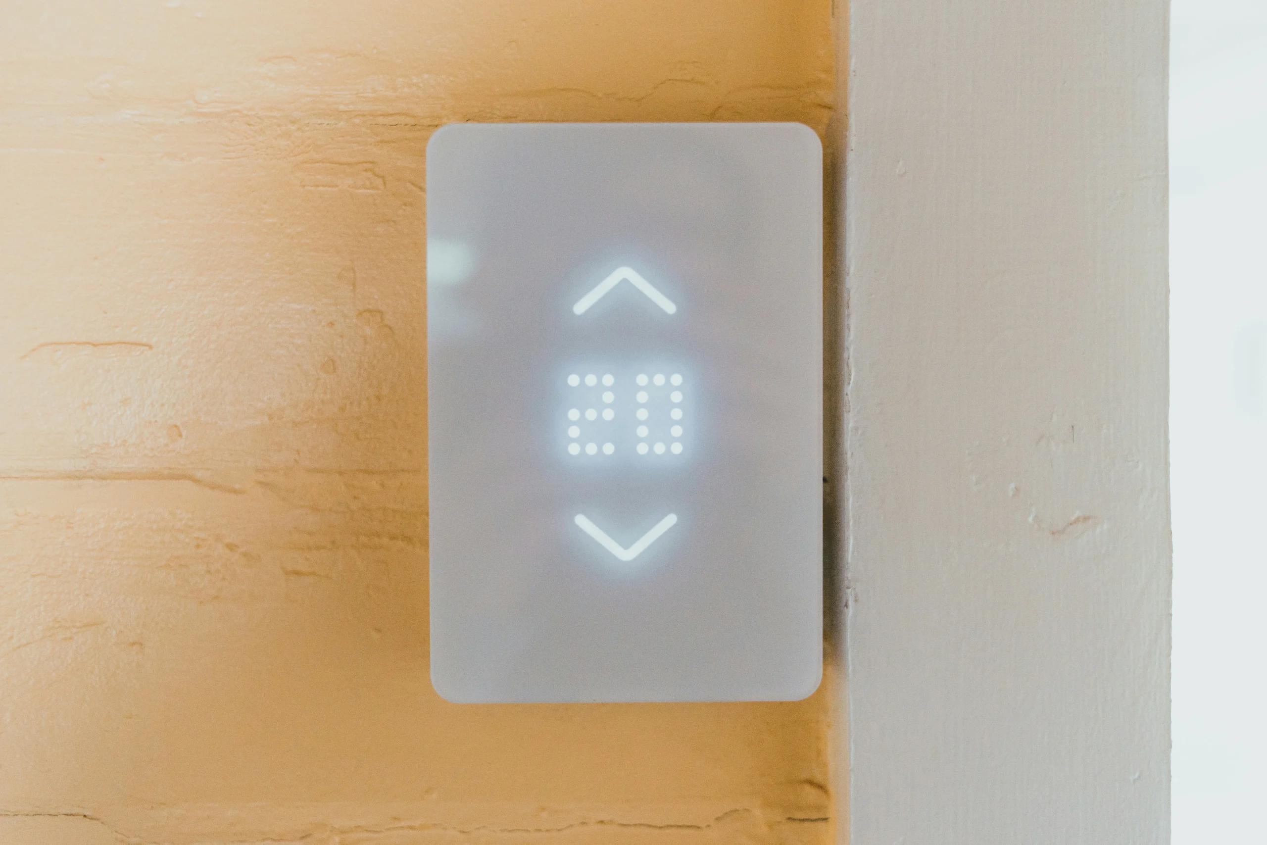 Sensores y detectores de movimiento, humo y agua conectados en una vivienda inteligente.