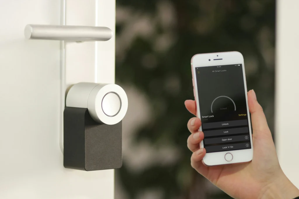 Cerradura inteligente moderna controlada desde smartphone mediante huella y app móvil.