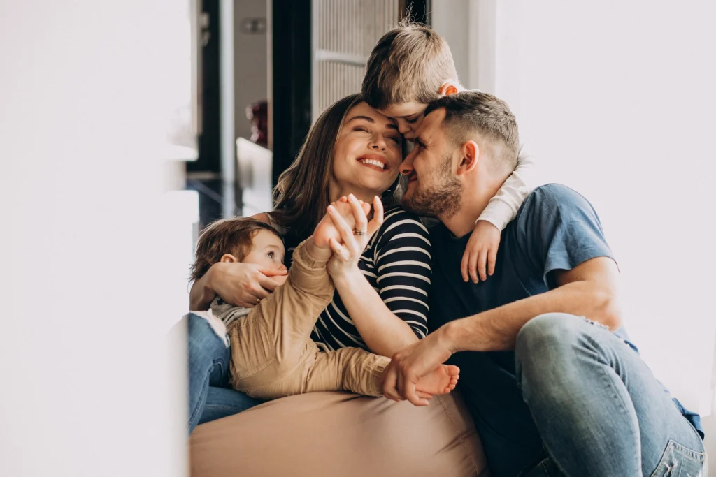 Familia disfrutando un momento juntos en casa bajo un sistema de seguridad que ofrece protección y tranquilidad
