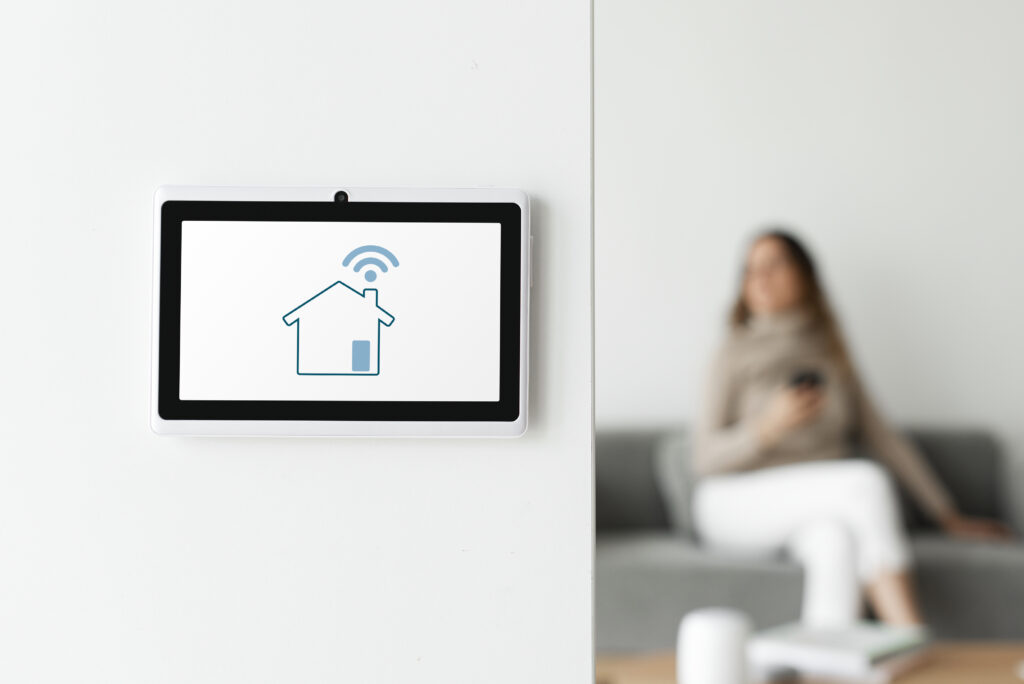 Sistema de alarma anti okupas sin cuotas instalado en la puerta de una vivienda vacía