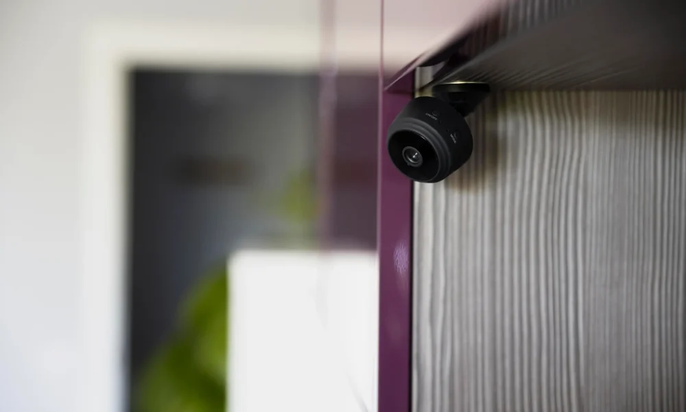 Instalación de cámara de vigilancia interior para mejorar la seguridad del hogar